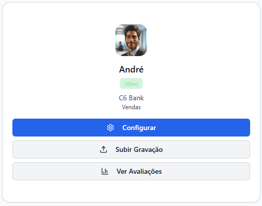 Monitor IA do QualiTalk mostrando perfil do avaliado André, da C6 Bank, com botões para Configurar, Subir Gravação e Ver Avaliações